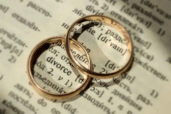 Image of rings removed before divorce mediation Basildon